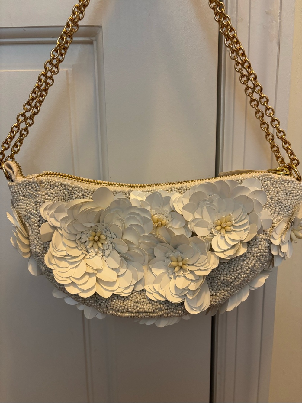 NWOT White Floral Beaded Appliqué Shoulder Bag with Gold Chain - Picture 3 of 9